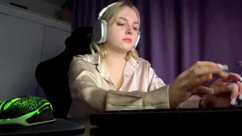 Snapshot of foxylure chatting on October 2025 09:31:01 PM Emma online show from October 2025 09:31:01 PM