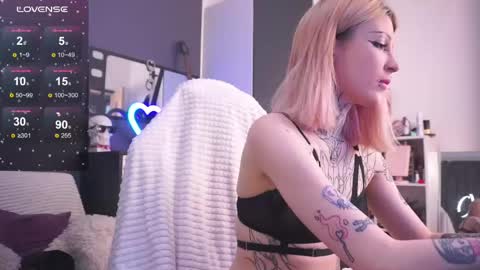 Snapshot of fraulein_mooon chatting on May 2026 09:34:02 PM Asya UwU online show from May 2026 09:34:02 PM
