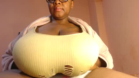 Snapshot of freakyboobsxx chatting on June 2026 03:57:02 AM Kimmy online show from June 2026 03:57:02 AM