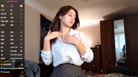 Mia online show from November 2025 10:21:01 AM