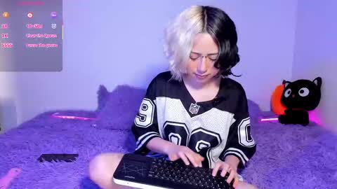 frida_lassi_ online show from September 2025 07:05:01 PM