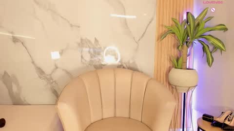   Independent model online show from January 2026 12:20:02 PM