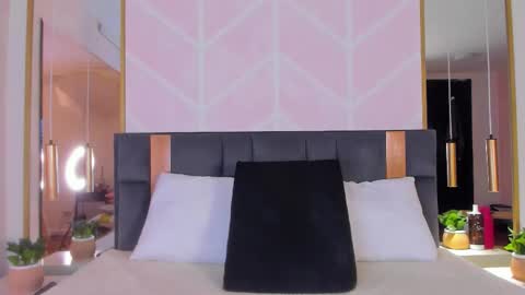 Gaby online show from November 2025 08:30:01 PM