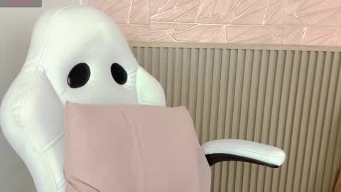 gaviluc_ online show from November 2025 10:38:02 AM