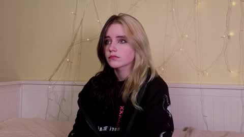 Ilona online show from December 2025 05:54:02 PM