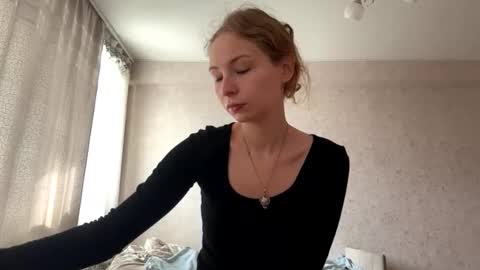 Snapshot of geneviveseay chatting on September 2025 08:52:01 AM Emmi online show from September 2025 08:52:01 AM