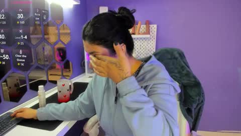 Danna Astrom online show from October 2025 11:44:02 AM