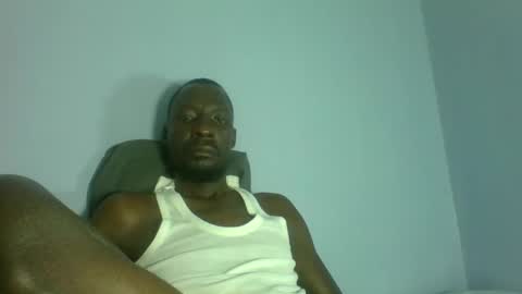 Snapshot of giant_couple chatting on April 2026 02:48:02 AM giant_couple online show from April 2026 02:48:02 AM