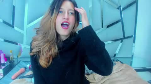 GiaRoussel online show from December 2024 09:19:01 PM