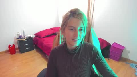 GiaRoussel online show from April 2026 04:07:02 PM