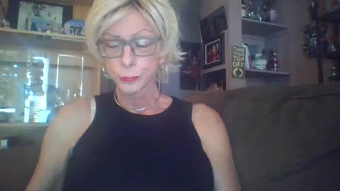 Snapshot of girlinrock chatting on May 2026 12:49:01 AM Girlinrock online show from May 2026 12:49:01 AM