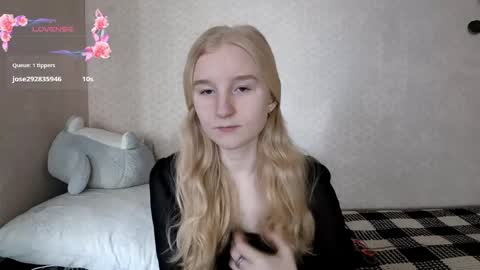 Snapshot of glennabeem chatting on April 2026 07:36:01 AM Laura online show from April 2026 07:36:01 AM