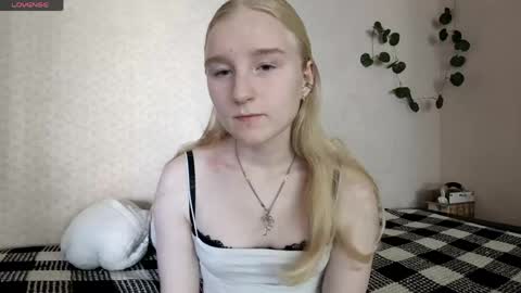 Snapshot of glennabeem chatting on May 2026 09:06:01 AM Laura online show from May 2026 09:06:01 AM