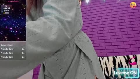 Mia online show from November 2025 09:04:02 PM