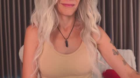 Snapshot of goddess_stars chatting on April 2026 08:06:01 AM Katarina online show from April 2026 08:06:01 AM