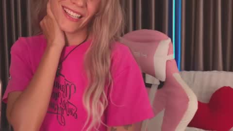 Snapshot of goddess_stars chatting on April 2026 03:42:01 PM Katarina online show from April 2026 03:42:01 PM