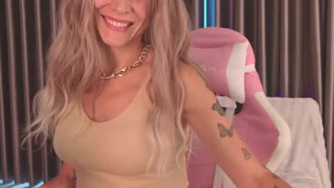 Snapshot of goddess_stars chatting on April 2026 10:09:02 AM Katarina online show from April 2026 10:09:02 AM
