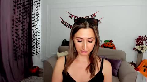 Olivia online show from November 2025 12:06:02 PM