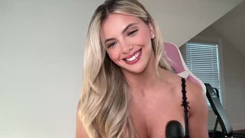 Snapshot of gracieparker chatting on November 2025 08:07:01 PM Gracie online show from November 2025 08:07:01 PM