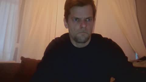 gunnarssonbenni33 online show from May 2026 10:04:01 PM