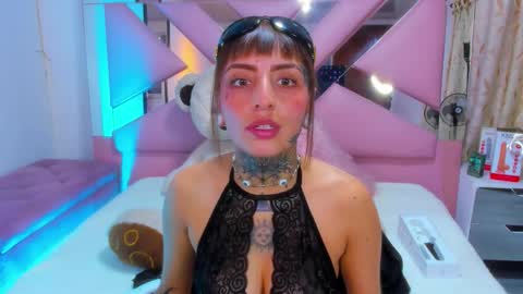 gyal_8_ online show from September 2025 04:35:01 AM