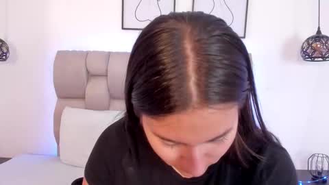 hanna__evans_ online show from December 2025 12:21:02 PM