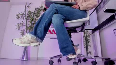 HANNAH HOWELL online show from November 2025 09:19:02 AM