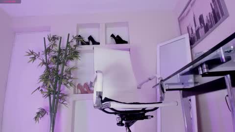 HANNAH HOWELL online show from February 2026 09:37:02 AM