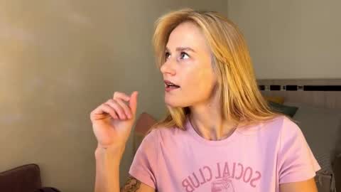 hannah levis  online show from September 2025 08:08:01 AM