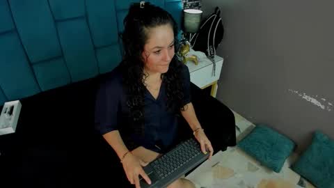 Snapshot of hanny_bliss chatting on December 2025 12:01:02 PM Hanny online show from December 2025 12:01:02 PM