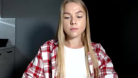 happy_fox_ online show from September 2025 09:38:02 PM