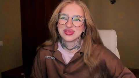 Julia online show from November 2025 05:44:01 AM