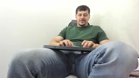 Snapshot of harrydaviss chatting on December 2024 07:35:01 AM alpha online show from December 2024 07:35:01 AM