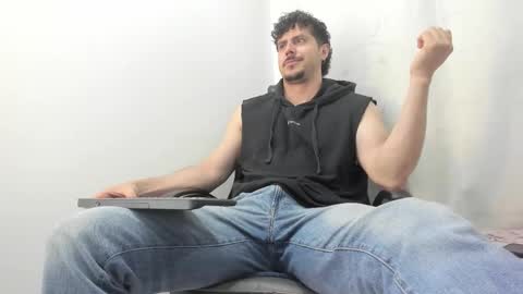 Snapshot of harrydaviss chatting on October 2025 03:28:01 AM alpha online show from October 2025 03:28:01 AM