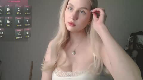Akemi instinthemoodforlooove online show from April 2026 04:13:01 PM