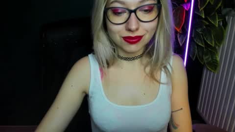 Snapshot of heidi_pleasure chatting on February 2026 05:45:01 AM Heidi online show from February 2026 05:45:01 AM