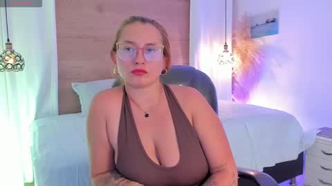 Snapshot of heidishayk chatting on April 2026 07:17:02 PM ANTARA REY online show from April 2026 07:17:02 PM