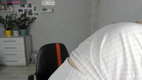 Snapshot of helen_angel_girl chatting on September 2025 06:24:01 AM Helen sven online show from September 2025 06:24:01 AM