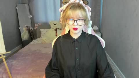 Snapshot of helen_carson chatting on April 2026 01:18:02 AM Helen Carson online show from April 2026 01:18:02 AM