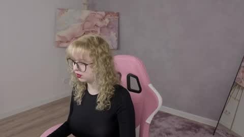Snapshot of helen_carson chatting on May 2026 04:19:02 AM Helen Carson online show from May 2026 04:19:02 AM