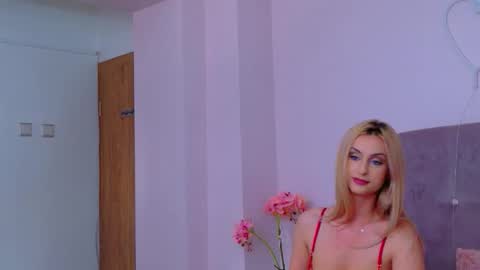 Snapshot of helenceccile chatting on February 2026 06:37:01 AM Helen online show from February 2026 06:37:01 AM