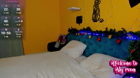 Snapshot of hellen__moore chatting on December 2024 03:04:01 AM GTM3Mon Tue Wed Thu Fri San 0400 am-1030pm online show from December 2024 03:04:01 AM