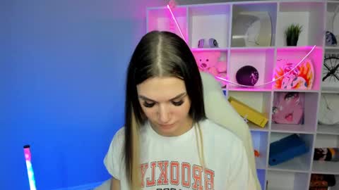 Snapshot of hellen__moore chatting on December 2024 01:08:01 AM GTM3Mon Tue Wed Thu Fri San 0400 am-1030pm online show from December 2024 01:08:01 AM