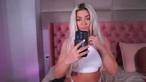 hellenroyy online show from April 2026 03:35:02 AM