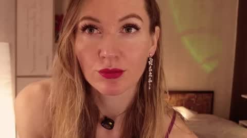 Snapshot of hello_lisha chatting on July 2026 09:17:01 AM Alisia Monday to Friday from 10 am to 4 pm GMT 2 online show from July 2026 09:17:01 AM