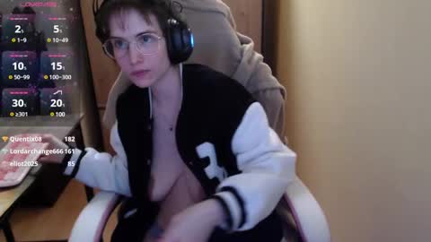 Snapshot of heraluna_ chatting on December 2024 02:04:01 AM HeraLuna  online show from December 2024 02:04:01 AM