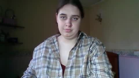 hess_luna_ online show from November 2025 10:05:01 AM