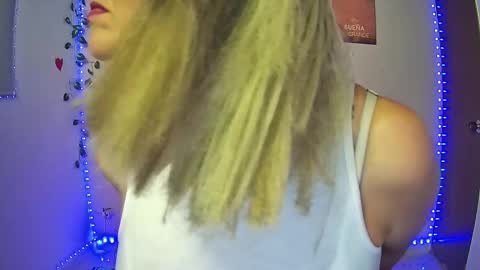 Snapshot of hestesiaxx chatting on March 2025 01:42:02 AM Hestesiaxx online show from March 2025 01:42:02 AM