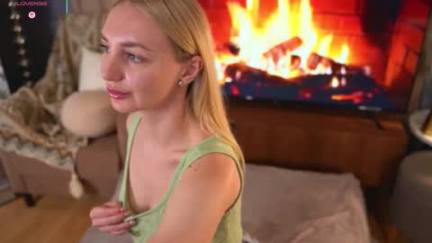 Snapshot of hey_becky chatting on February 2026 08:12:01 AM Becky online show from February 2026 08:12:01 AM