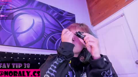 Snapshot of hey_noraly chatting on May 2026 08:42:01 AM Noraly online show from May 2026 08:42:01 AM